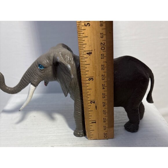 Realistic Gray Plastic Elephant Figurine 1980's Blue Eyes 7" x 4.5" - Picture 8 of 8